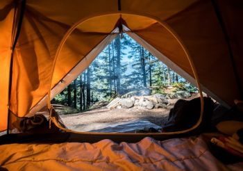 6 Must-Have Items to Keep in Your Bag for Camping